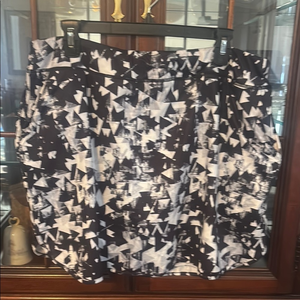 Chico's Black and White abstract 2x skorts super soft! With pockets